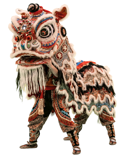 Bailarines realizando la tradicional danza del león de la cultura china, vistiendo un vistoso y ornamentado traje con pelaje blanco, detalles rojos, azules y dorados, sobre un fondo negro.